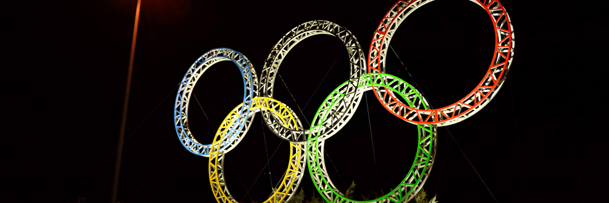 Photo: Panoramic view of the illuminated Olympic rings