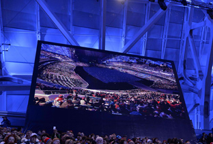 写真：ソチ冬季オリンピック会場に設置された大型映像表示装置に映し出された観客席の様子