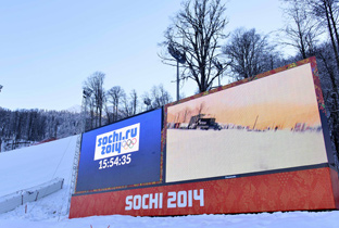 写真：ソチ冬季オリンピック会場に設置された大型映像表示装置に映し出された時刻や会場の様子