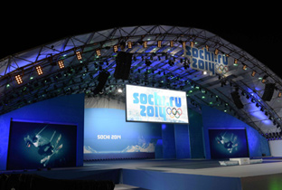 照片：设置在索契冬季奥运会会场领奖台的顶棚上的悬挂式大型影像显示装置