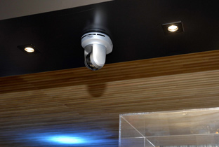 写真：室内の天井に設置された屋内プリセットコンビネーションセキュリティカメラ