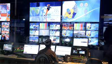照片：在IBC（国际广播中心）使用多台显示器进行编辑工作的情景