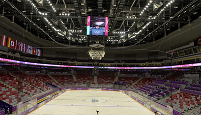 写真：ボリショイ・アイス・ドーム会場内に設置されたつり下げ型大型映像装置とリボン型スクリーン