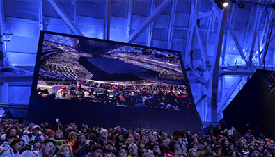 写真：ソチ冬季オリンピック会場に設置された大型映像表示装置に映し出された観客席の様子