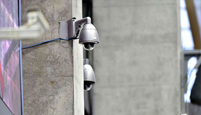 写真：建物の柱に設置された複数の屋外ハウジング一体型セキュリティカメラ