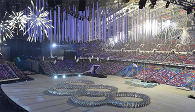 写真：ソチ冬季オリンピック閉会式で競技場中央に人文字で描かれた五輪マークのセレモニー全景