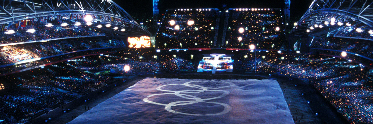 写真：シドニーオリンピック開会式セレモニーで、競技場中央のフィールドに描かれた五輪マーク