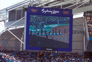 照片：设置在悉尼奥运会主体育场的大型影像显示装置ASTRO VISION上显示的田径赛画面