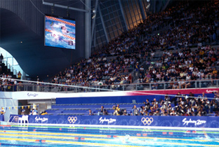 写真：シドニーオリンピックの水泳競技会場に設置された大型映像表示装置アストロビジョンに映し出された競技中の映像