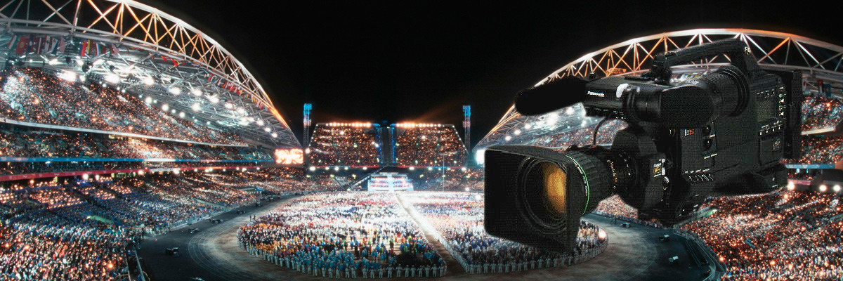 写真：カメラレコーダーの製品写真とシドニーオリンピック開会式セレモニーが行われているスタジアムの全景