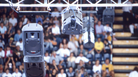 写真：シドニーオリンピック会場の天井に吊り下げた形で複数設置されたRAMSAスピーカー