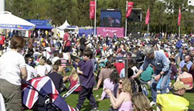 照片：观看设置在悉尼奥运会现场直播站点的大型影像显示装置AstroVision上显示的影像的大批观众