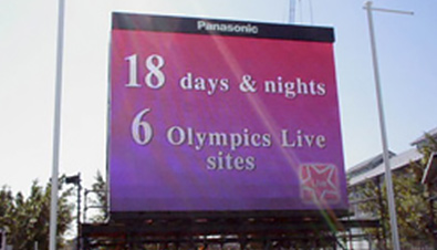 照片：设置在悉尼奥运会会场的大型影像显示装置AstroVision上显示的奥运会日程和现场直播站点信息