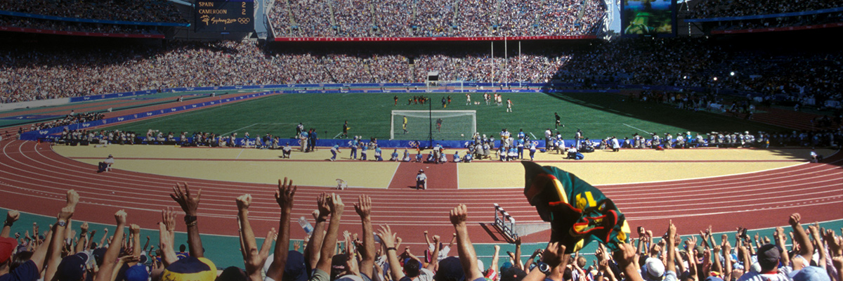 照片：看台上挤满观众的悉尼奥运会足球比赛会场的全景