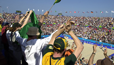 照片：观众在悉尼奥运会沙滩排球比赛会场观看比赛的情景