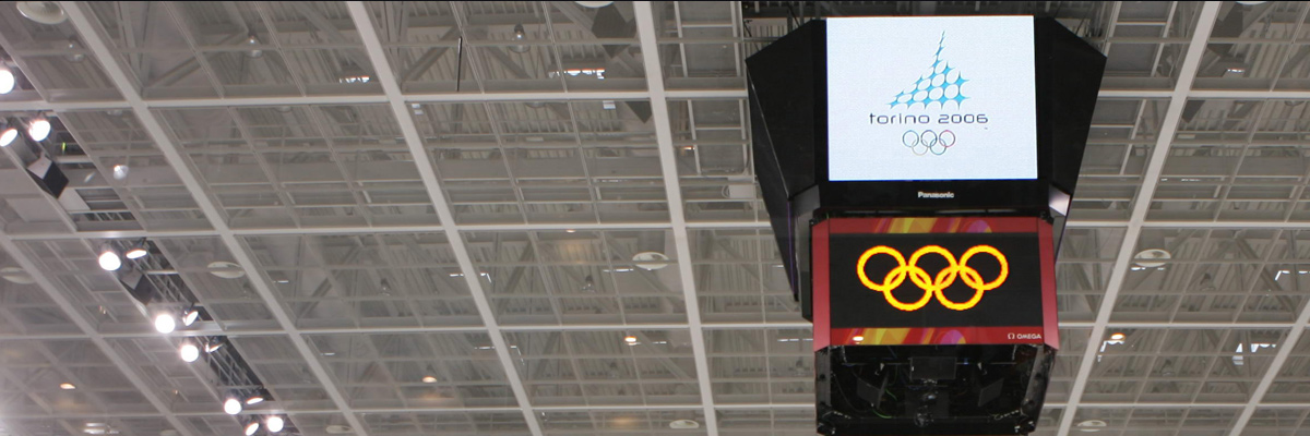 照片：悬挂在都灵冬季奥运会主体育场顶棚的大型影像显示装置ASTRO VISION上显示的都灵冬季奥运会会徽