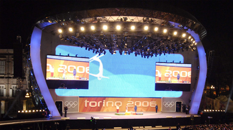 照片：设置在都灵冬季奥运会领奖仪式会场的2台大型影像显示装置ASTRO VISION上显示的领奖台上的选手画面
