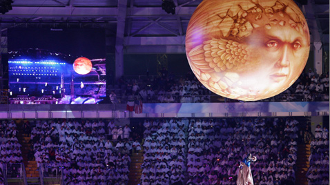 写真：トリノ冬季オリンピック会場に設置された大型映像表示装置アストロビジョンに映し出された開会式セレモニーの様子