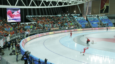 写真：トリノ冬季オリンピックのスピードスケート競技会場に設置された大型映像表示装置アストロビジョンに映し出された競技中の映像