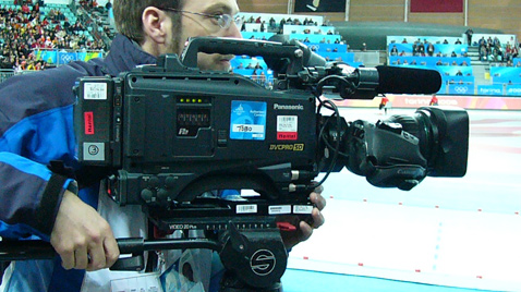 照片：摄影师在都灵冬季奥运会会场使用DVCPRO 50进行拍摄的情景