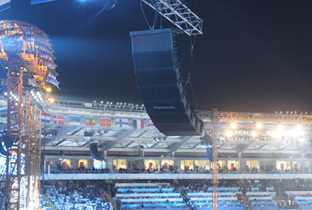 照片：纵向配列在都灵冬季奥运会会场顶棚的多台悬挂式RAMSA扬声器