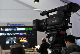 照片：设置在报道中心的HD摄影机