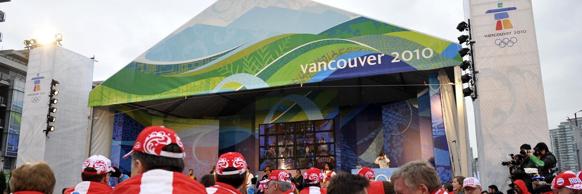 照片：在温哥华冬季奥运会会场周边的室外展台中使用HD影像通信系统的活动情景