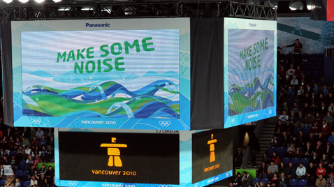 写真：バンクーバー冬季オリンピック会場の天井中央に設置された複数の大型映像表示装置に映し出されたバンクーバー冬季オリンピックロゴ