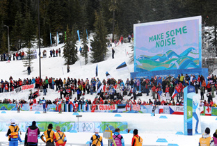 照片：设置在温哥华冬季奥运会滑雪比赛会场的大型影像显示装置