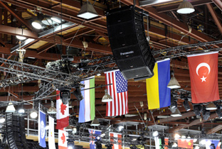写真：バンクーバー冬季オリンピック会場の天井に吊り下げ型で縦一列に配置され複数箇所に設置されたRAMSAスピーカー