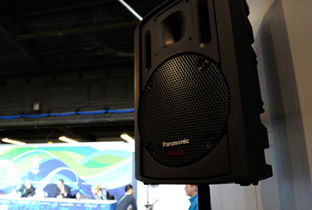 照片：设置在温哥华冬季奥运会会场墙角的RAMSA扬声器