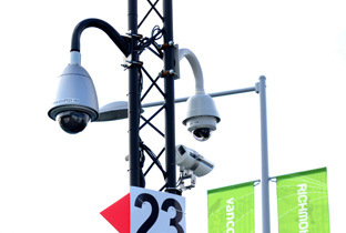 写真：バンクーバー冬季オリンピックの会場周辺の柱に設置された屋外ハウジング一体型とドームタイプのセキュリティカメラ