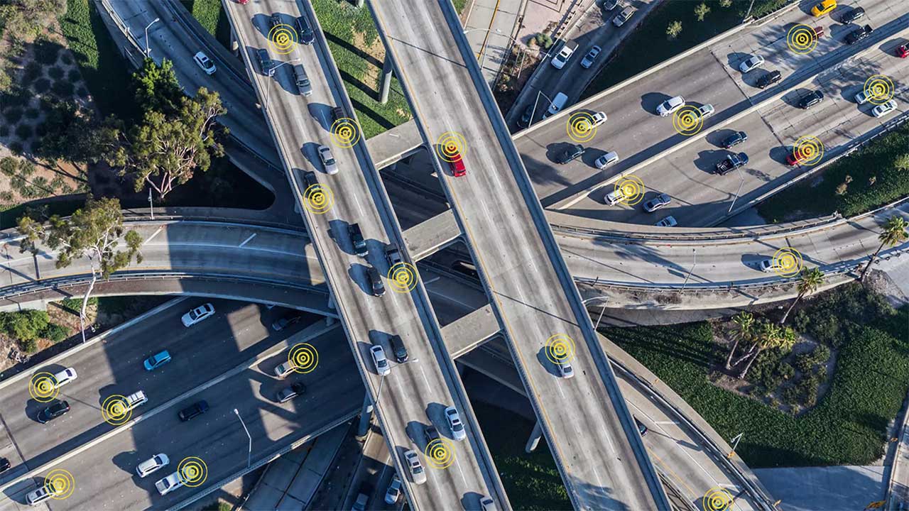 写真：通信しながら高速道路を走る自動車の空撮