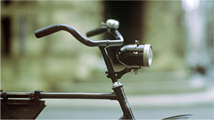 写真：自転車に取り付けられた「砲弾型電池式ランプ」