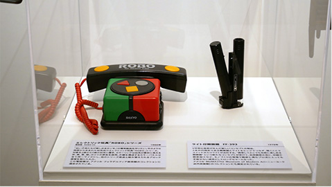 写真：実際に展示されているエレクトリック玩具「ROBO」シリーズと、ライト付顕微鏡 FF-393