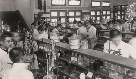 写真：当時の浜松高工での学生の実験風景