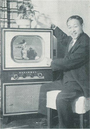 写真：白黒テレビと映る松下幸之助、1953年2月の給与メッセージより