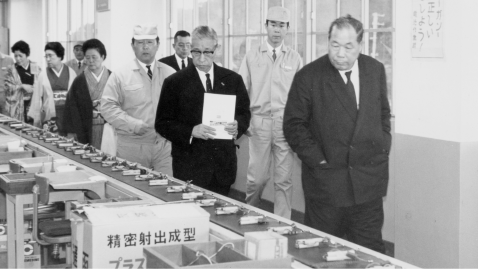 写真：三洋電機 洲本工場で松下幸之助夫妻らを案内する井植歳男、1967年撮影