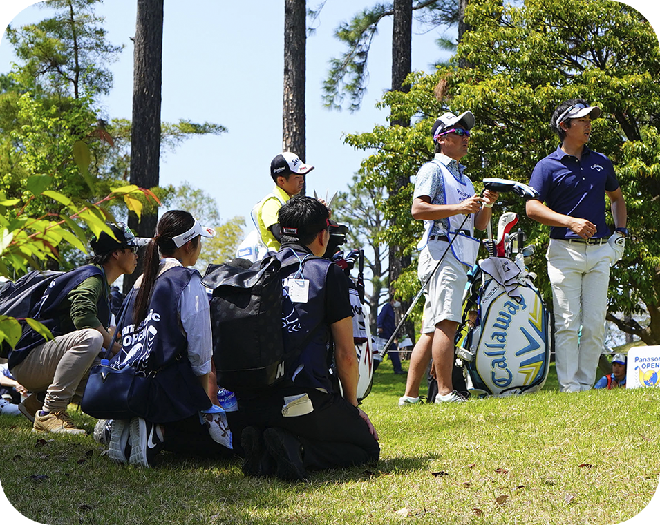 石川遼選手を目の前で観るインサイドロープツアー参加者の写真