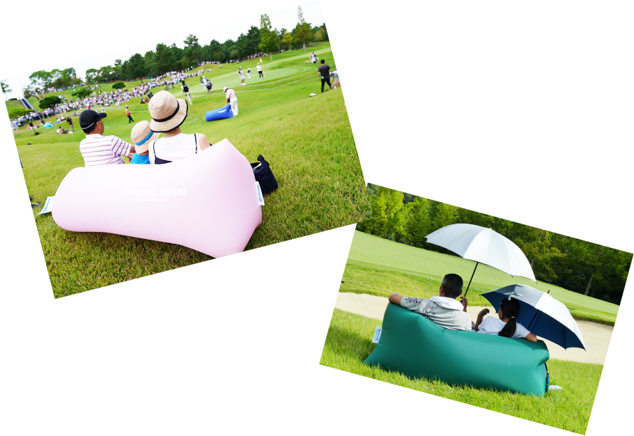 （上写真）エアソファに座って観戦するお子さま連れのファミリー、（下写真）日よけのゴルフ傘をさしてエアソファでくつろぐ父と娘