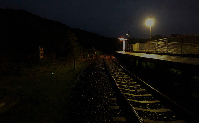 画像：真っ暗な無人駅