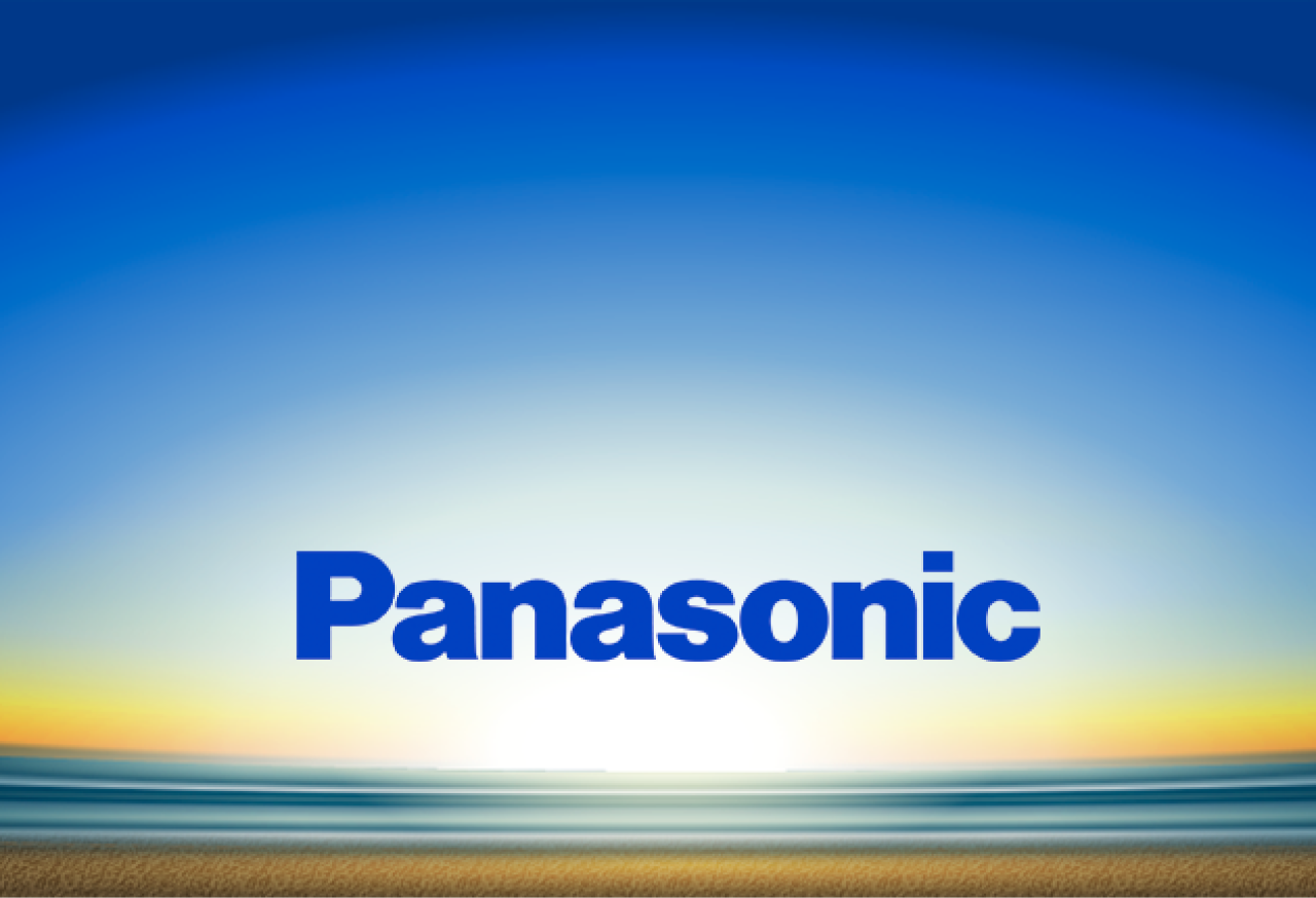 写真：Panasonic ブルーをイメージさせる夜明けを背景にしたPanasonicロゴ