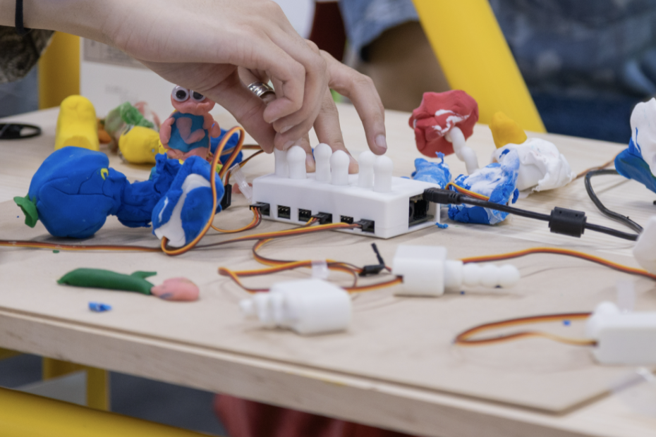 Moving Clay: 粘土とモジュール式の芯材を用いたデジタル知育玩具キット