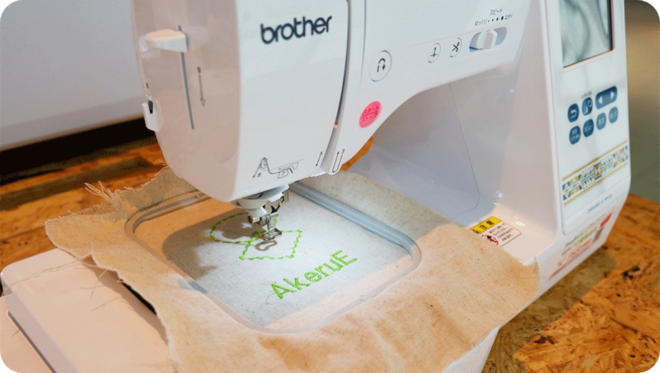 写真：デジタル刺繍ミシンが布に刺繍をしている様子
