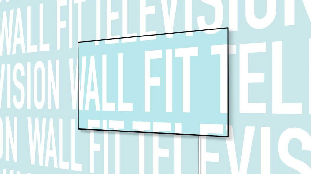 薄いブルーの壁面に白い文字で「WALL FIT TELEVISION」と書かれている　その上に薄い壁付テレビが溶け込むようにかけられている