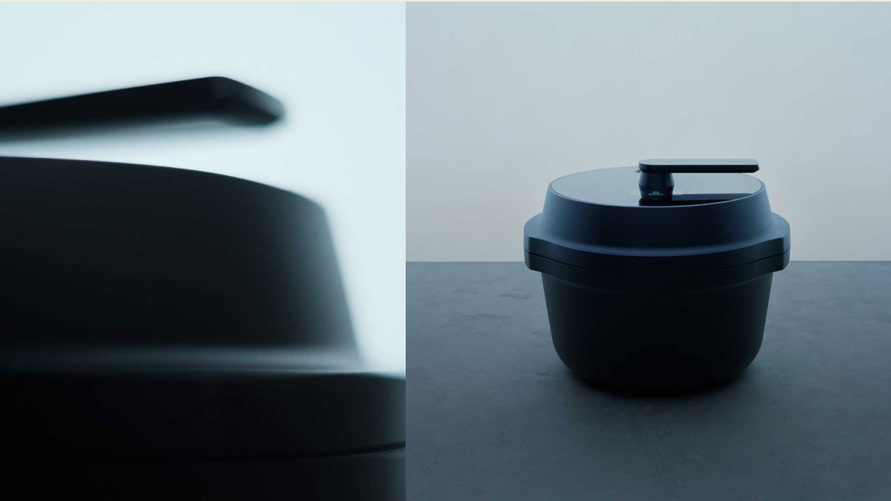 2分割画面、左は圧力攪拌自動調理鍋の上部を拡大、右はカウンターの上に置かれた調理鍋の全景