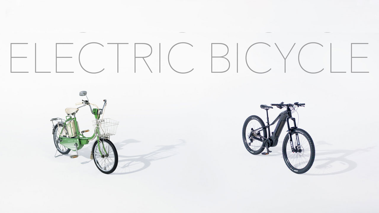 ELECTRIC BICYCLE のテキストの下に、左側に緑色の初代パナソニック電動自転車、右に最新モデルの黒い自転車がある