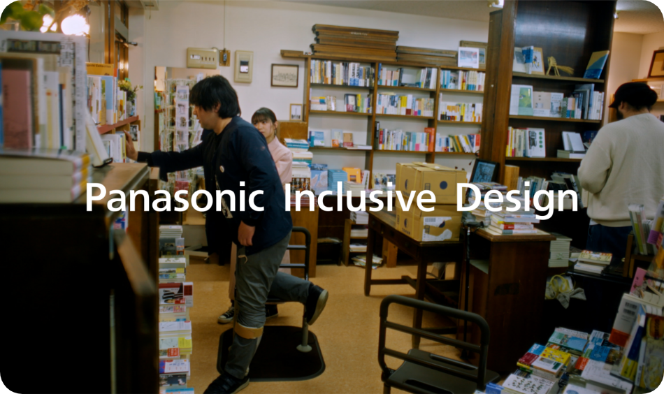 画像：北書店店主の佐藤さんが店舗で面手すりスタンディを使用しているシーン「ありふれた毎日」サムネイル。
