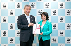 写真：「WWFジャパン 海洋水産プロジェクト」への2018年度の寄付目録贈呈の様子