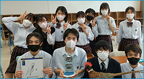 写真：昭和薬科大学附属高等学校・中学校の生徒